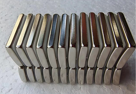 شراء N52 قوس نيوديميوم موتور مغناطيس قوس مسطح 19x30x4.5 مللي متر مع محرك تيار متردد للسيارة online manufacture
